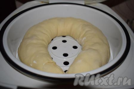 Сворачиваем рулет полукругом и перекладываем в форму для варки на пару. В основную чашу мультиварки&nbsp;наливаем воду, согласно инструкции.&nbsp;Вверх&nbsp;ставим форму с ханумом, крышку мультиварки закрываем и включаем режим "Пароварка", выбрав вид продукта "Мясо", длительность 40 минут.