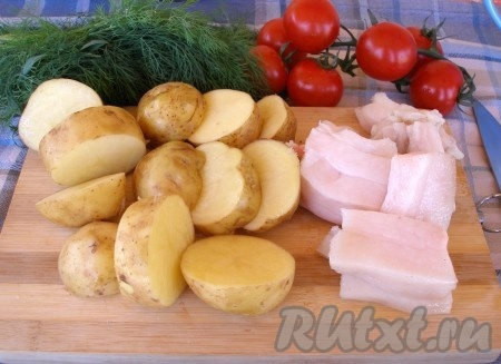 Тщательно вымытый молодой картофель (я не снимала кожуру) нарезать крупными дольками. Сало нарезать кубиками, соразмерно с картофелем.
