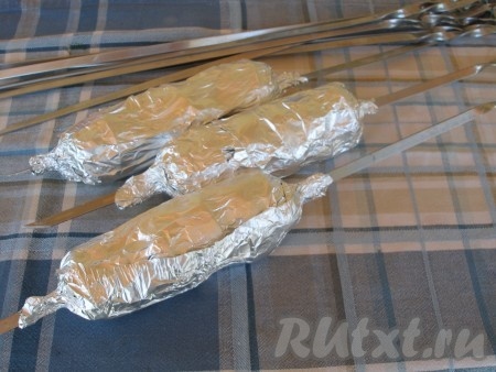 Фольгу скрутить по краям довольно плотно.
