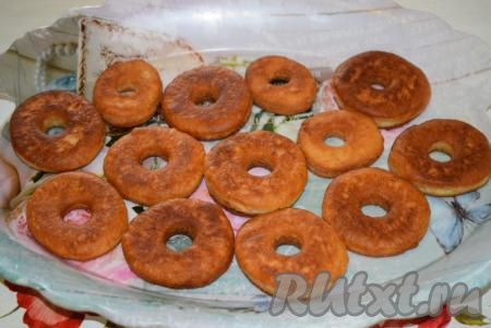 Готовые румяные пончики снимаем со сковороды и даем немного остыть.