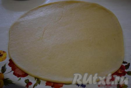 После расстойки тесто немного увеличится в объеме и станет эластичным. На столе, присыпанном мукой, раскатываем тесто в пласт толщиной 5-6 мм.