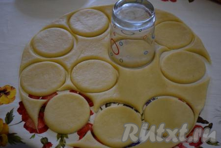 Стаканом вырезаем круги-заготовки наших пончиков.