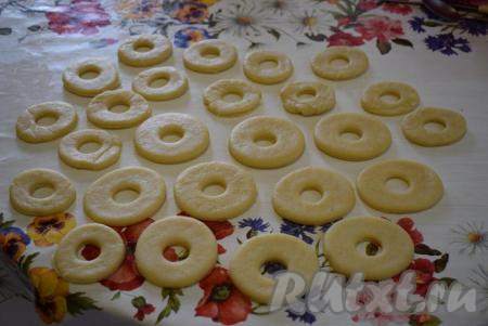 Подготовленные заготовки пончиков накрываем полотенчиком и даем полежать минут 15. Из указанного количества ингредиентов получится, примерно, 25-30 пончиков (зависит от диаметра вашего стакана).