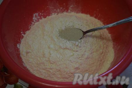 В миску насыпаем муку,&nbsp;дрожжи и перемешиваем.