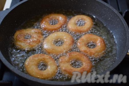 Периодически переворачиваем пончики со стороны на сторону.