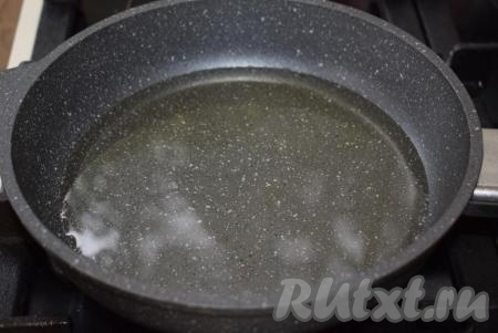 В это время в сковороду нальем растительное масло и хорошо его разогреем, масла должно быть много.