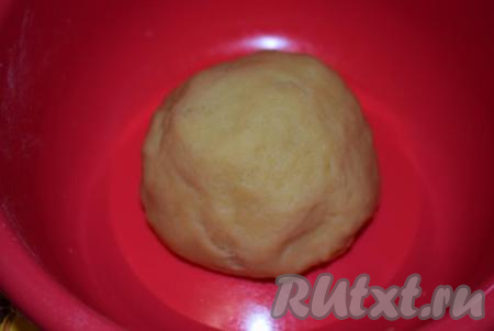 Вымешиваем тесто до однородности и растворения сахара. Кладем тесто в миску и даем постоять 30 минут. Тесто для пончиков получается гладким, плотным и крутым.
