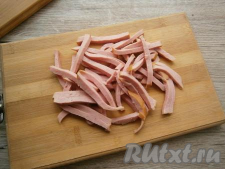 Колбасу нарезать брусочками.