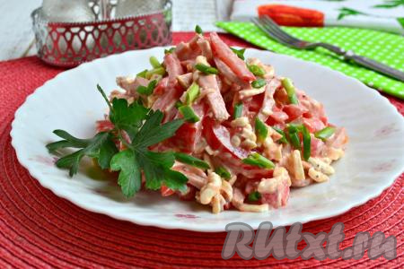 Салат из помидоров, сыра и колбасы