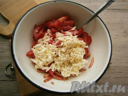 В салат из колбасы, сыра и помидоров добавить измельченный чеснок, немного посолить и поперчить.