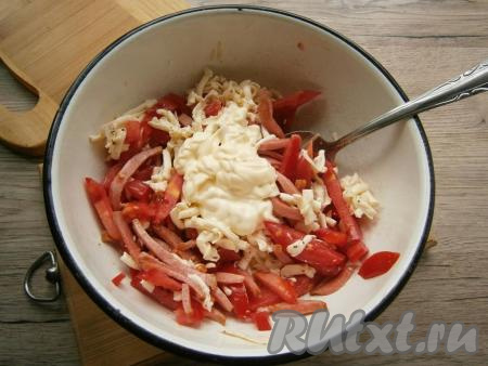 Добавить майонез.