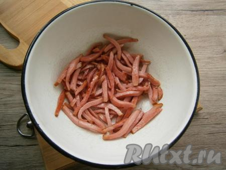 Если готовите салат с вареной колбасой, тогда обжарьте её на растительном масле до легкой румяности со всех сторон и остудите. Копченую или полукопченую колбасу можно не обжаривать.