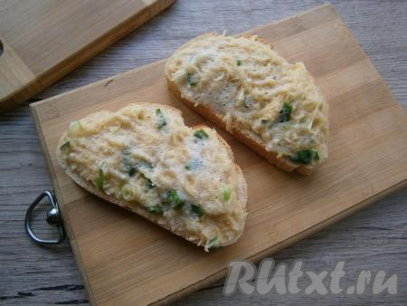 На ломти батона или хлеба выложить подготовленную картофельную массу.