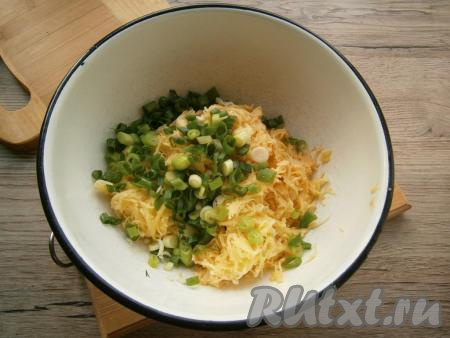 Натереть картофель на средней терке, добавить измельченный лук.