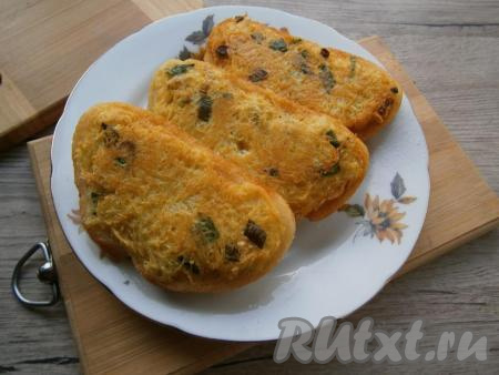 Жарить бутерброды на среднем огне только с одной стороны до румяности картофельной массы (понадобится около 3-4 минут).