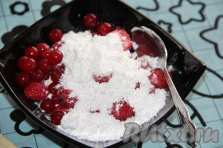 Если используете замороженные ягоды, то&nbsp;предварительно их не размораживайте. Ягоды (свежие или замороженные) присыпать крахмалом и перемешать. Затем добавить сахар (или сахарную пудру) и еще раз перемешать. Количество сахара регулируйте самостоятельно, так как одни ягоды бывают сладкими, а другие -&nbsp;с кислинкой.