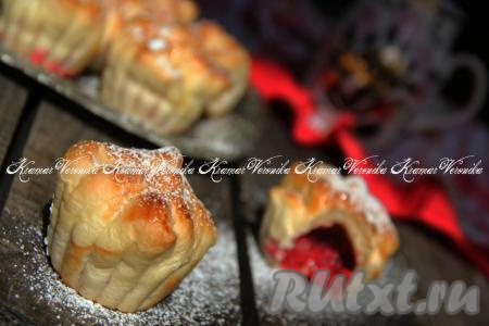 Пирожки из слоеного теста с ягодами