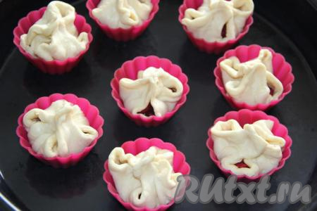 Соединить четыре кончика вверху каждого квадратика и хорошо скрепить (как на фото). Получились&nbsp;высокие закрытые корзинки. Переставить формы на противень.