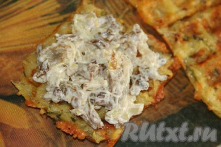 Сформировать "бургер": на драник выложить часть грибной начинки.