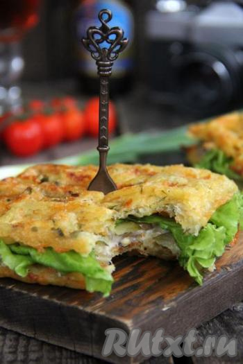 Подать наши картофельные драники, приготовленные в вафельнице,&nbsp;в тёплом виде. Очень вкусно!