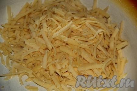 Сыр натереть на крупной тёрке.