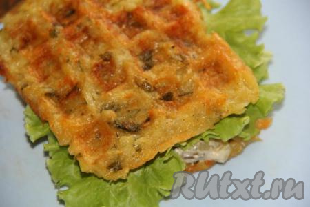 Накрыть начинку вторым драником.