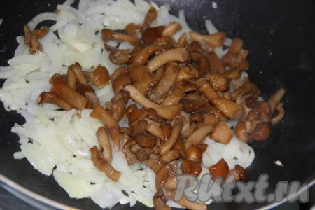 Для начала я приготовила начинку. Лесные грибы&nbsp;(у меня замороженные опята) отварить в воде в течение минут 15, затем откинуть на дуршлаг. Лук очистить и нарезать тонкими полукольцами. Обжарить лук в сковороде с добавлением растительного масла до золотистого цвета, иногда помешивая, затем добавить грибы. Если будете готовить с вешенками или с шампиньонами, то можете их не отваривать, а сразу добавить к обжаренному луку.
