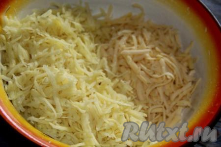 Соединить сыр и картофель.