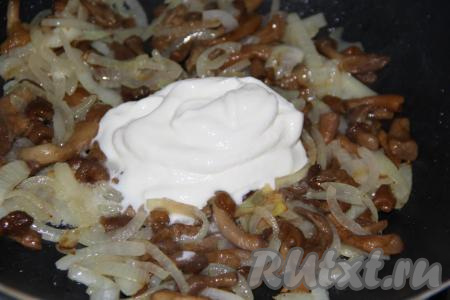 Тушить лук с грибами на небольшом огне минут 15, периодически перемешивая, затем добавить сметану, соль, специи.