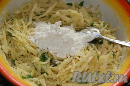 Всыпать муку и тщательно перемешать.&nbsp;