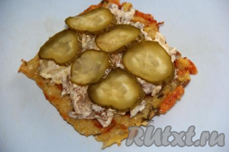 Сверху положить кружочки солёного огурца.