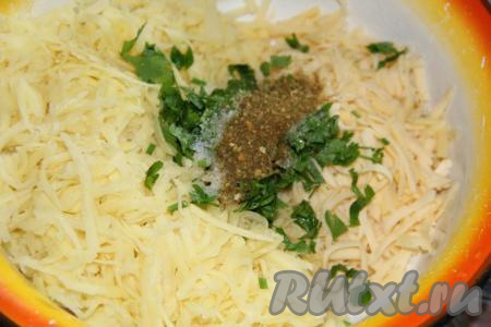 Затем добавить соль, специи (я добавила приправу для картофеля) и мелко нарезанную зелень.