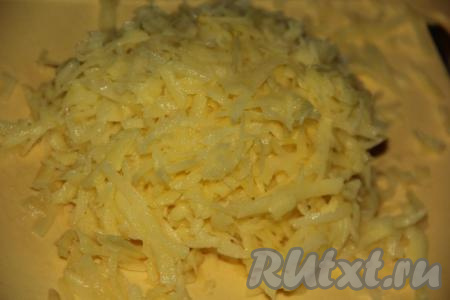 Картофель очистить и натереть на крупной тёрке. Натёртый картофель отжать, чтобы удалить лишний сок.
