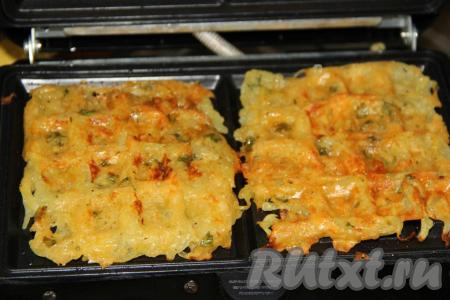 Закрыть створки вафельницы и выпекать драники в течение 7-8 минут. Можно ориентироваться по цвету драников, открывая вафельницу. Как только они покроются красивой золотистой корочкой, можно доставать драники. Из данного количества продуктов получается 6 больших драников.