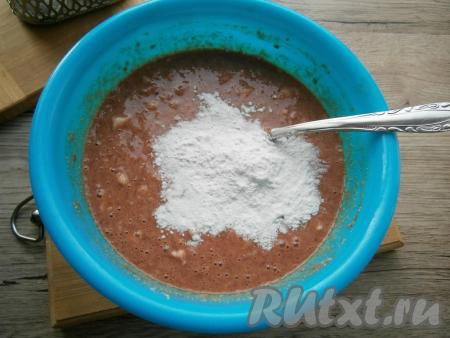 Фарш хорошенько перемешать и всыпать крахмал. Еще раз все перемешать и оставить на 15-20 минут.