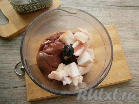 Печень вымыть, обсушить, поместить в чашу блендера. Добавить половину сала, нарезанного кусочками.