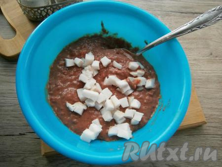 Измельчить печень с салом до однородности, переложить печеночный фарш в миску. К фаршу добавить оставшееся сало, предварительно нарезанное небольшими кубиками, перемешать.