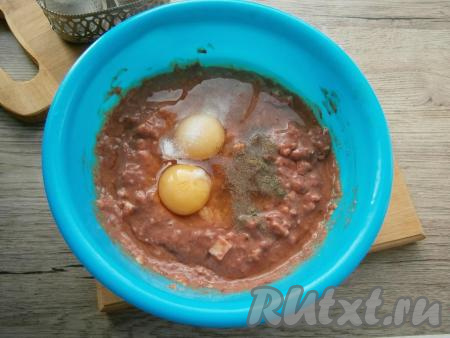 К фаршу с салом добавить сырые яйца, соль и черный молотый перец.