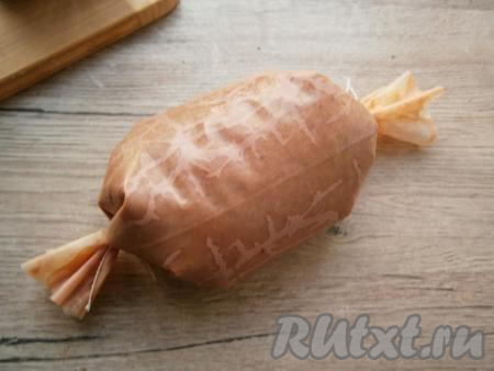 Наполнить коллагеновую оболочку (любого диаметра) печеночным фаршем, крепко перевязав края с двух сторон. Наполнять оболочку фаршем следует не плотно!