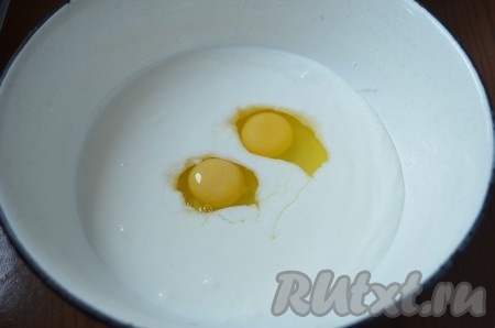 Кефир взбить с яйцами.