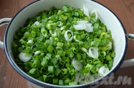 Зеленый лук мелко порезать.