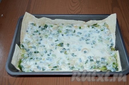 Полить небольшим количеством кефирно-яичной смеси.