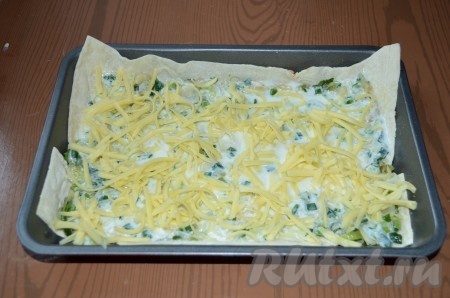 Посыпать тертым сыром.