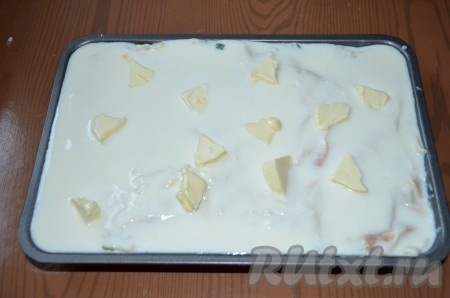 Слои повторить. Верхний лист лаваша полить кефирно-яичной смесью, сверху порезать кубиками сливочное масло. 