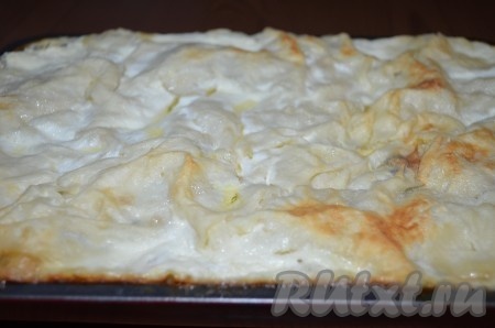 Выпекать слоеный пирог из лаваша в разогретой духовке 30-40 минут при температуре 180 градусов до золотистого цвета.
