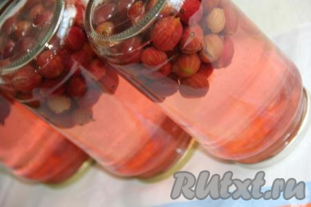 Аккуратно достать банки, закрутить крышками и, перевернув вверх дном, укутать в одеяло. Оставить банки в одеяле на пару дней до полного остывания, а затем убрать на хранение в погреб или кладовку. Из указанного количества ингредиентов у меня получилось 3 банки объёмом 900 мл.