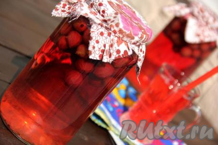 Посмотрите, каким красивым и прозрачным получается компот из красного крыжовника. Зимой такой напиток своим прекрасным вкусом напомнит о ярких солнечных днях.