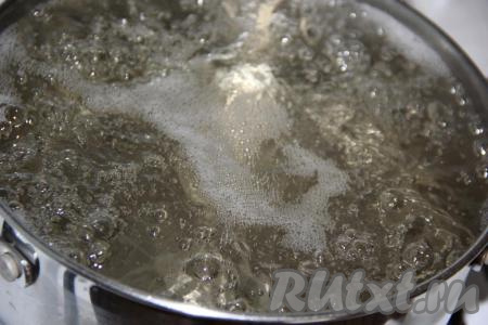 Воду соединить с сахаром, поставить на огонь и довести сироп до кипения.