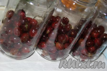 Разделить ягоды на три части и выложить в три банки (у меня 3 банки объёмом 900 мл).