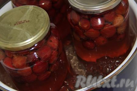 Аккуратно поставить банки, прикрытые прокипячёнными крышками, в кастрюлю с горячей водой (наши баночки заполнены горячим сиропом, поэтому и ставить банки нужно в кастрюлю с горячей водой). При желании, на дно кастрюли предварительно (перед постановкой в неё банок) можно выложить тряпочку, сложенную в 2-3 раза, - это делается для того, чтобы банки не лопнули в процессе стерилизации. Вода в кастрюле должна доходить до "плечиков" баночек. Поставить кастрюлю с банками на огонь, после закипания уменьшить огонь до среднего и стерилизовать банки 20 минут с момента закипания.